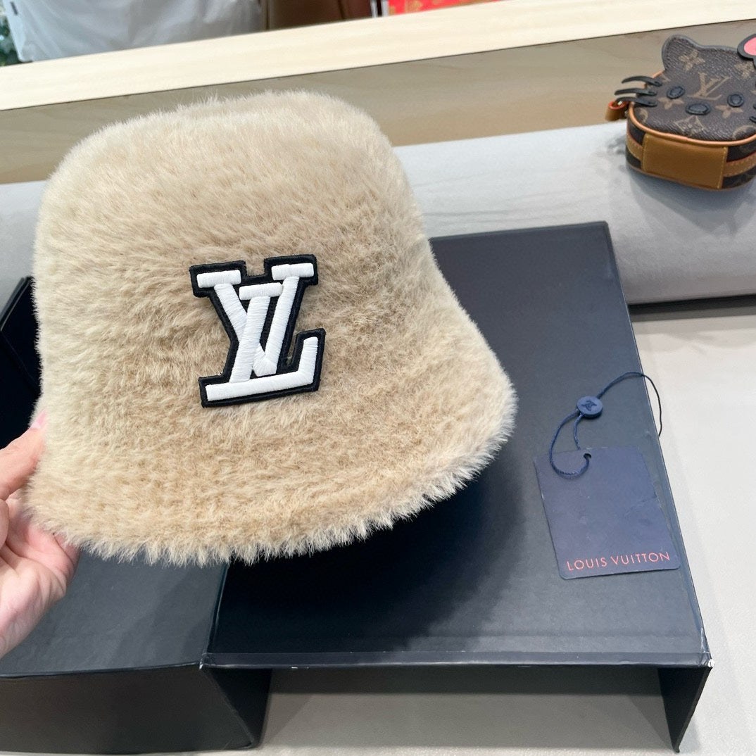 BUCKET HAT IN COSMIC LATTE BEIGE RABBIT FUR 426227