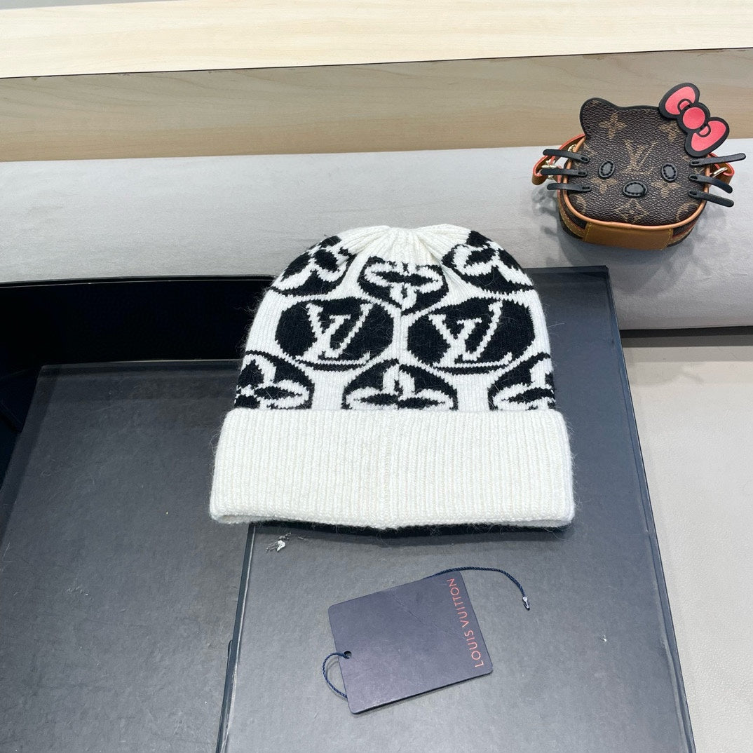 KNITTED BEANIE HAT IN WHITE MIX BLACK WOOL AND RABBIT FUR 426243