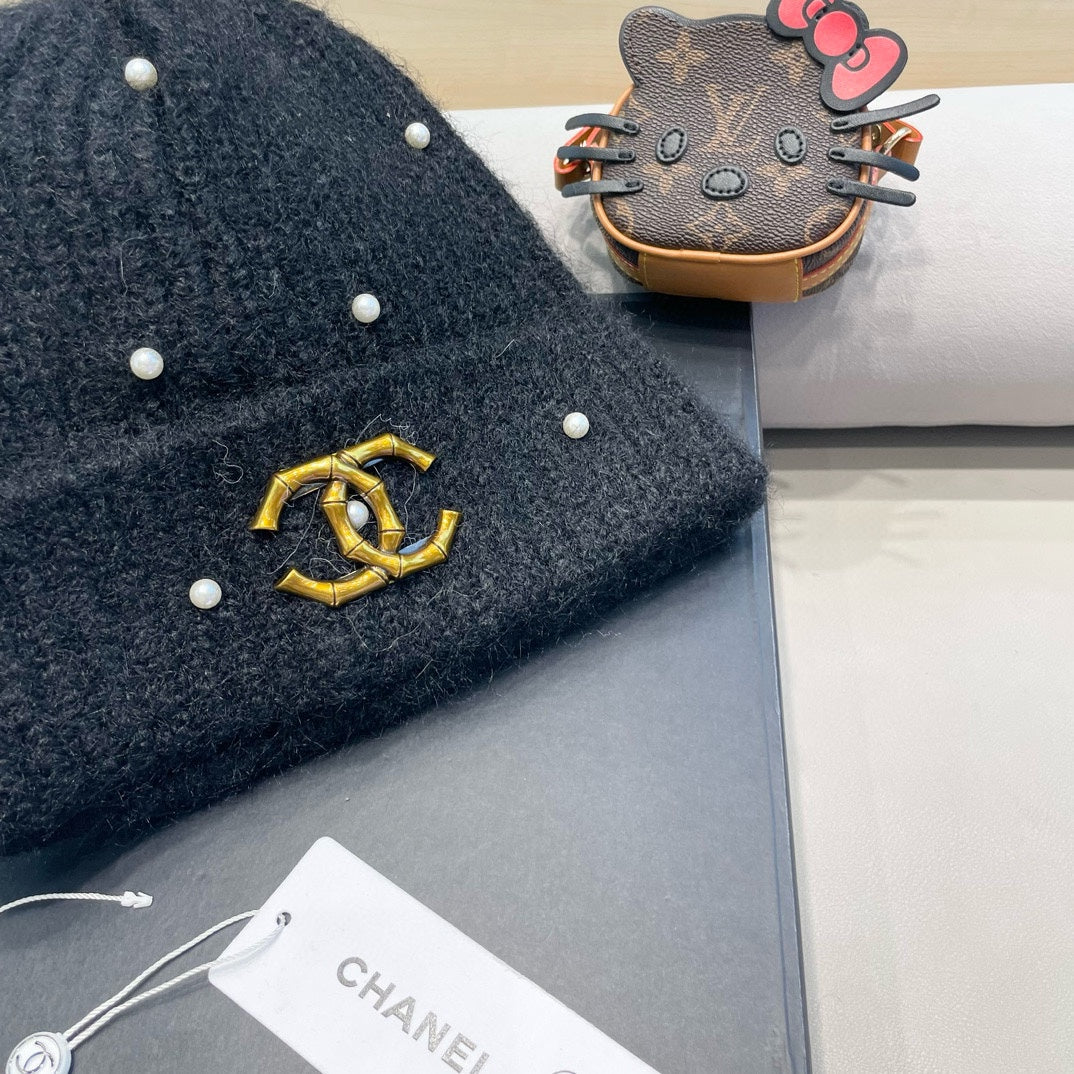 BEANIE HAT IN BLACK WOOL 430082