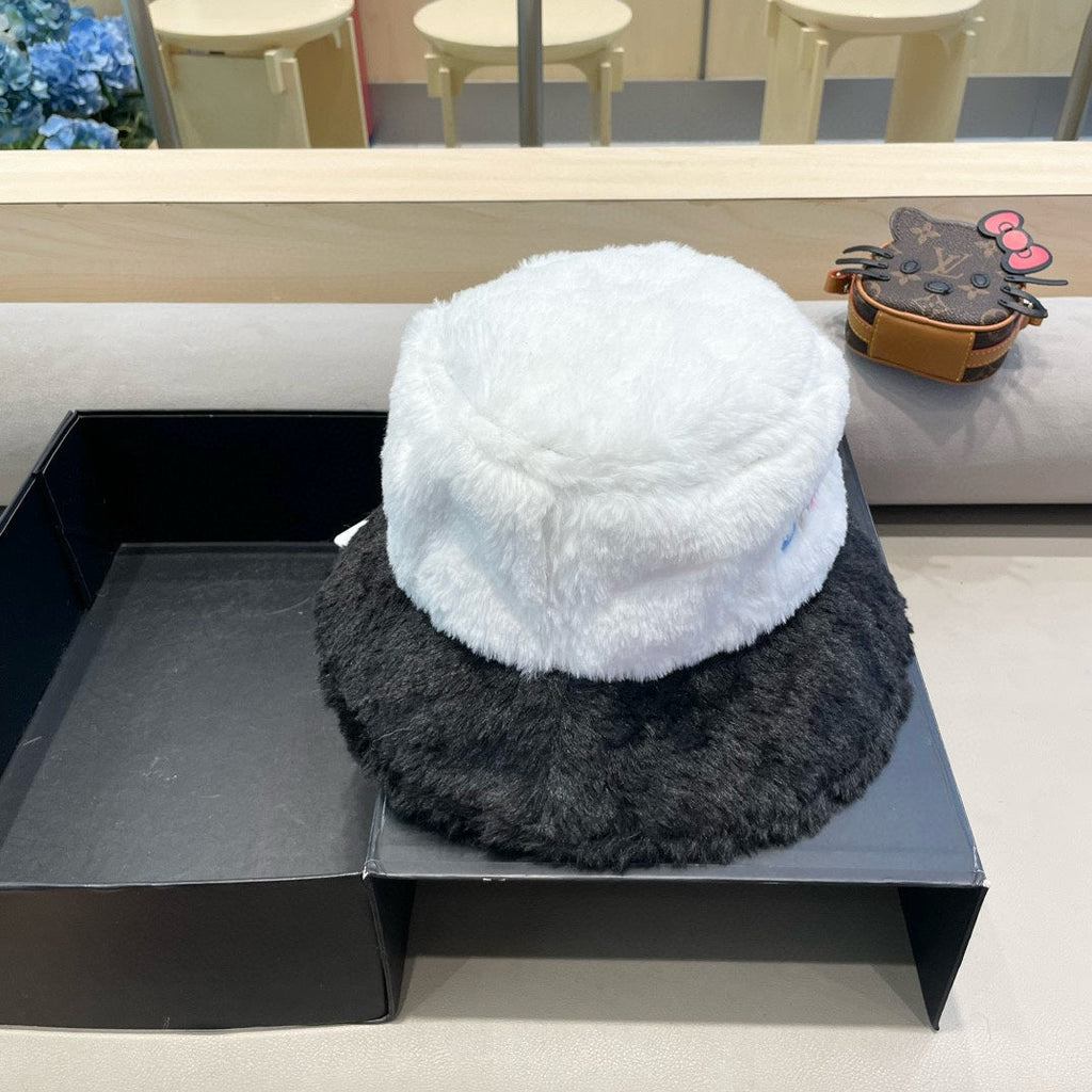 BUCKET HAT IN WHITE MIX BLACK LAMB FUR 430218