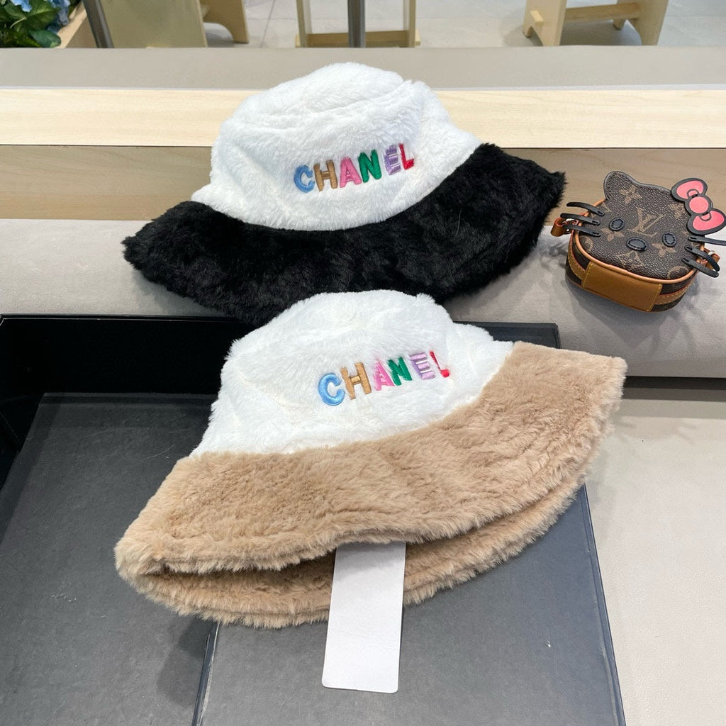 BUCKET HAT IN WHITE MIX BLACK LAMB FUR 430218