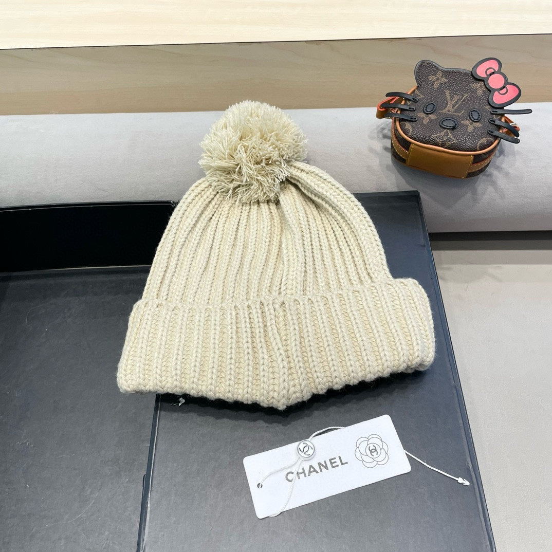 KNIT BEANIE HAT IN BEIGE WOOL 430242
