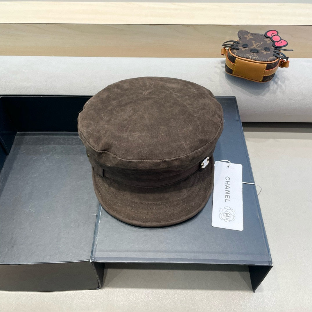 NEWSBOY CAP IN WALNUT BROWN SUEDE 429939