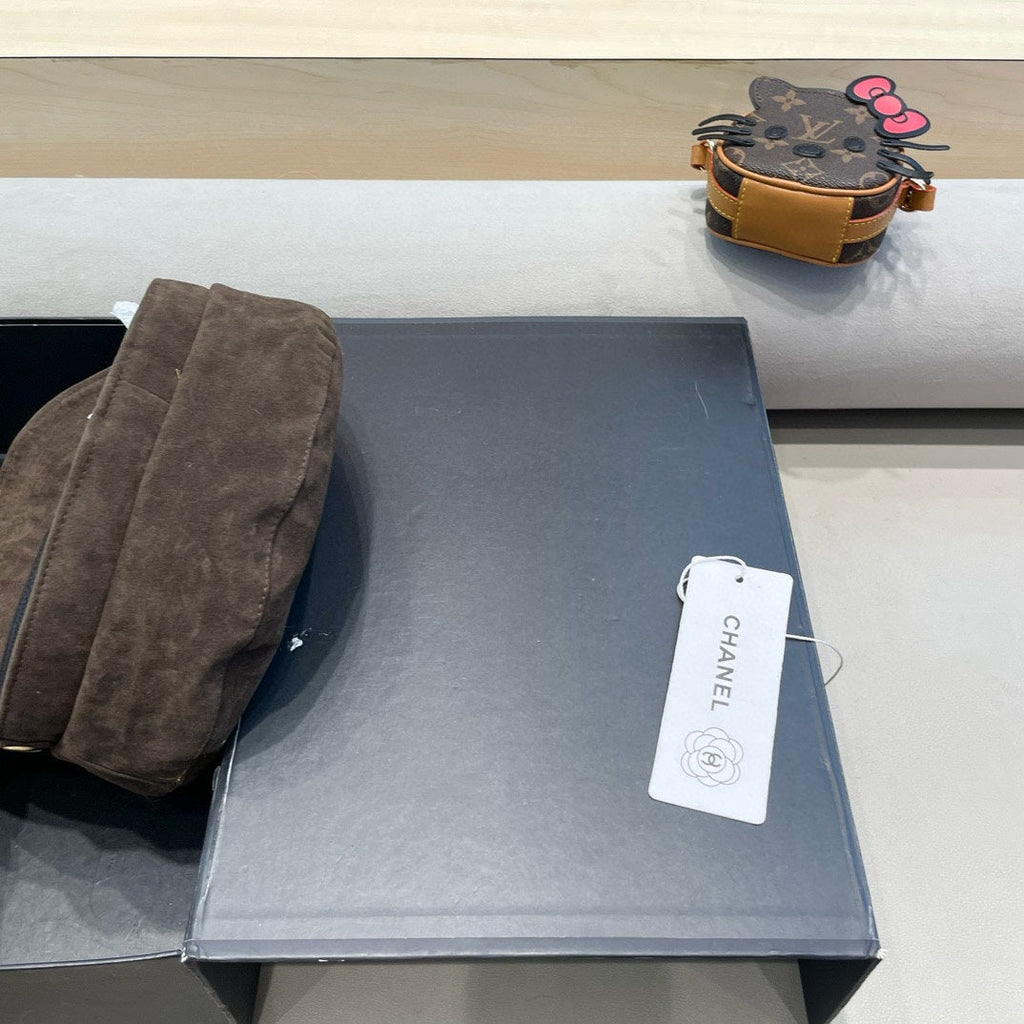 NEWSBOY CAP IN WALNUT BROWN SUEDE 429939