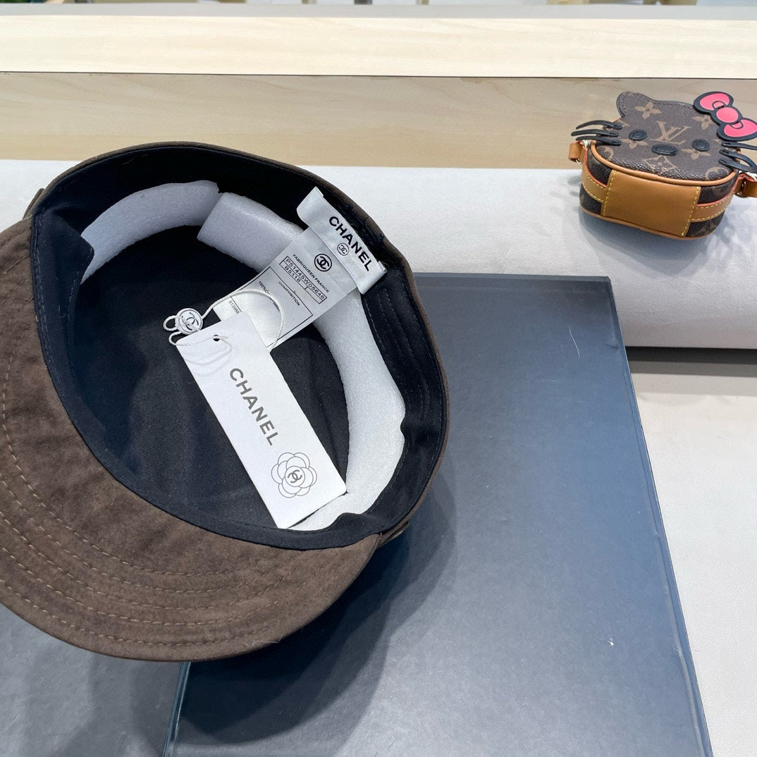 NEWSBOY CAP IN WALNUT BROWN SUEDE 429939