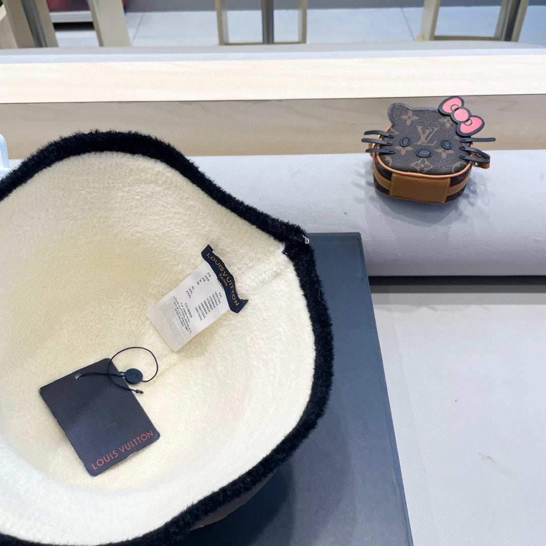 BUCKET HAT IN WHITE MIX BLACK LAMB FUR 431377