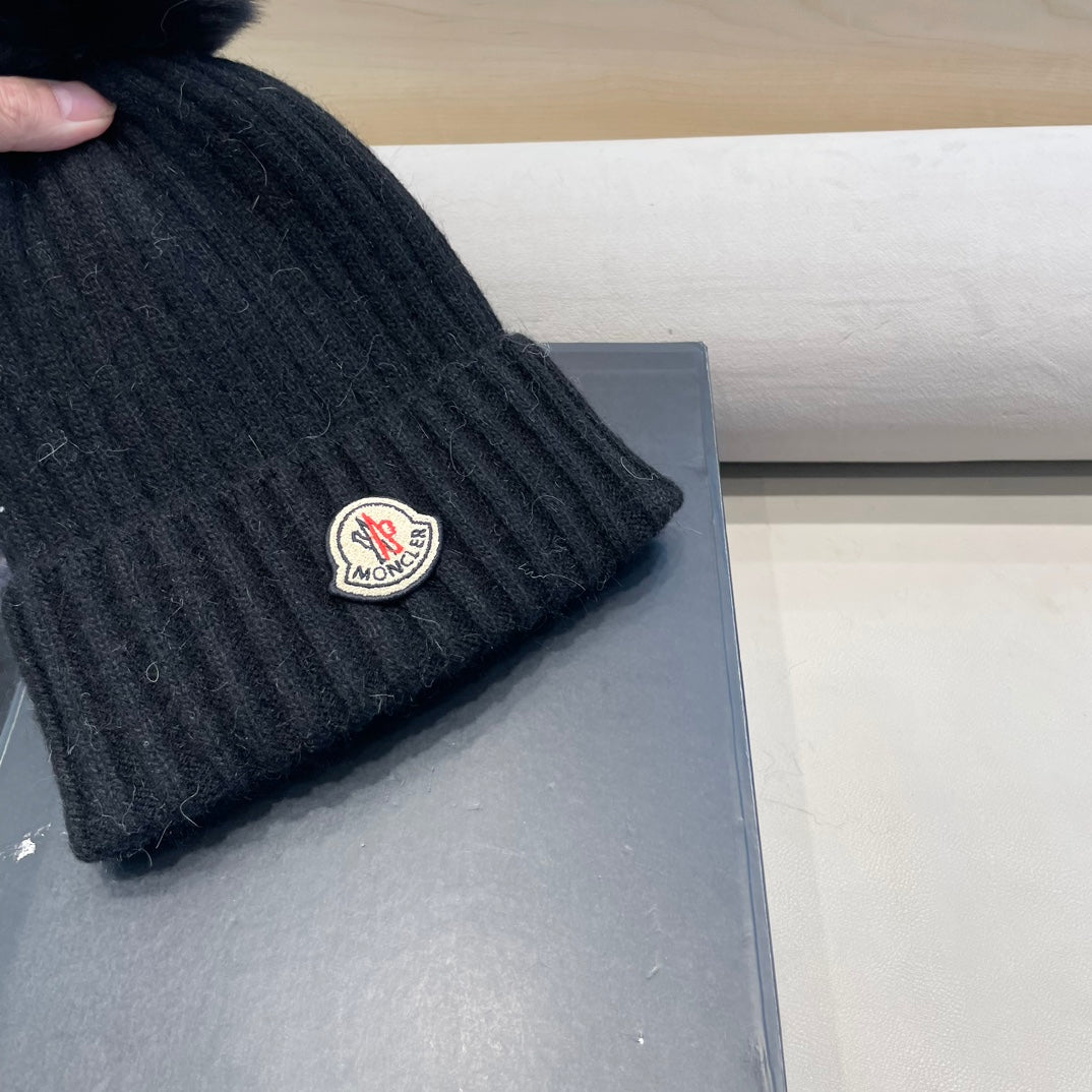 BEANIE HAT IN BLACK WOOL WITH POM POM 438105