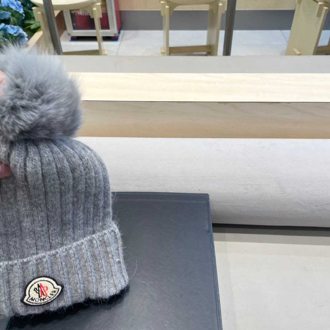 BEANIE HAT IN ASH GRAY WOOL WITH POM POM 438107