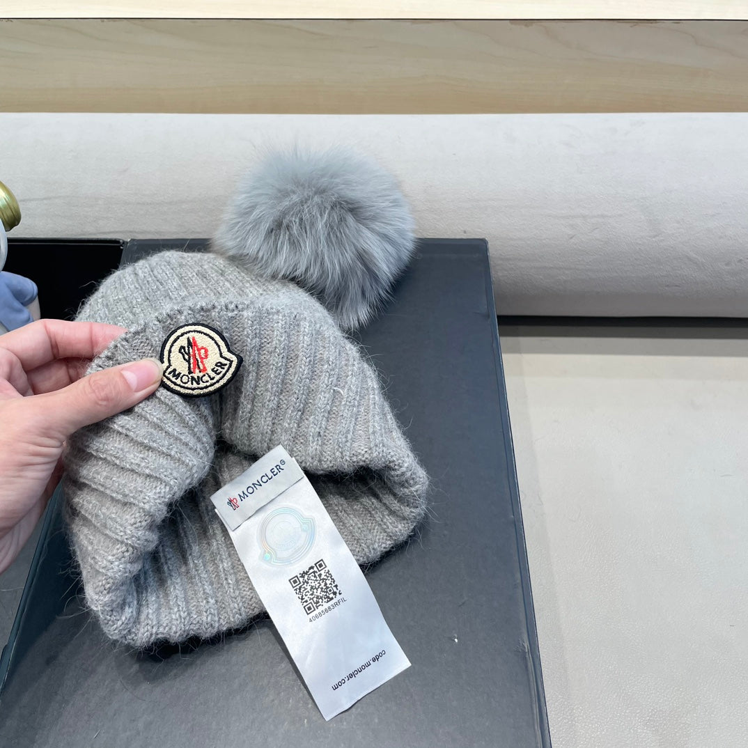 BEANIE HAT IN ASH GRAY WOOL WITH POM POM 438107