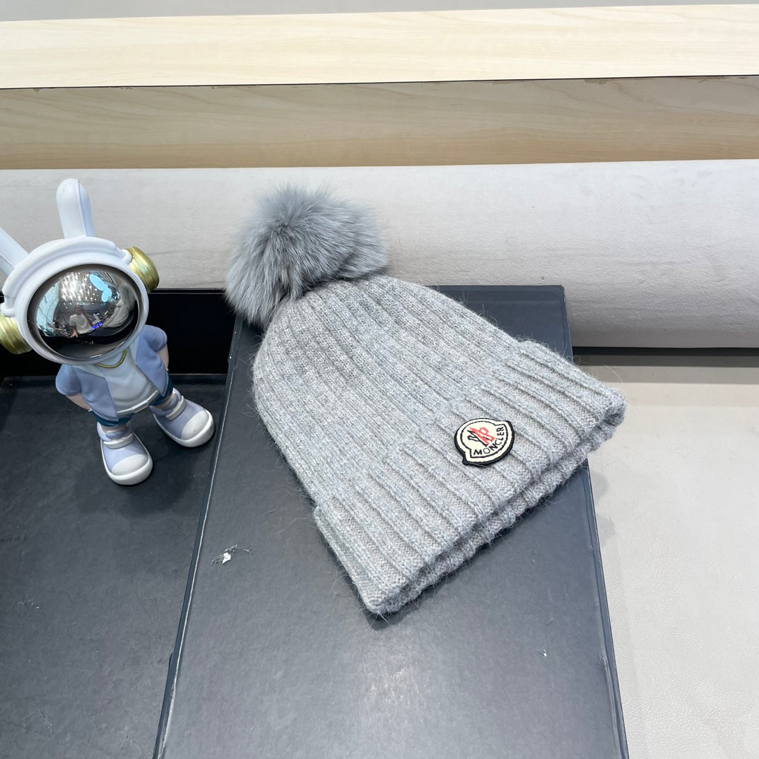 BEANIE HAT IN ASH GRAY WOOL WITH POM POM 438107