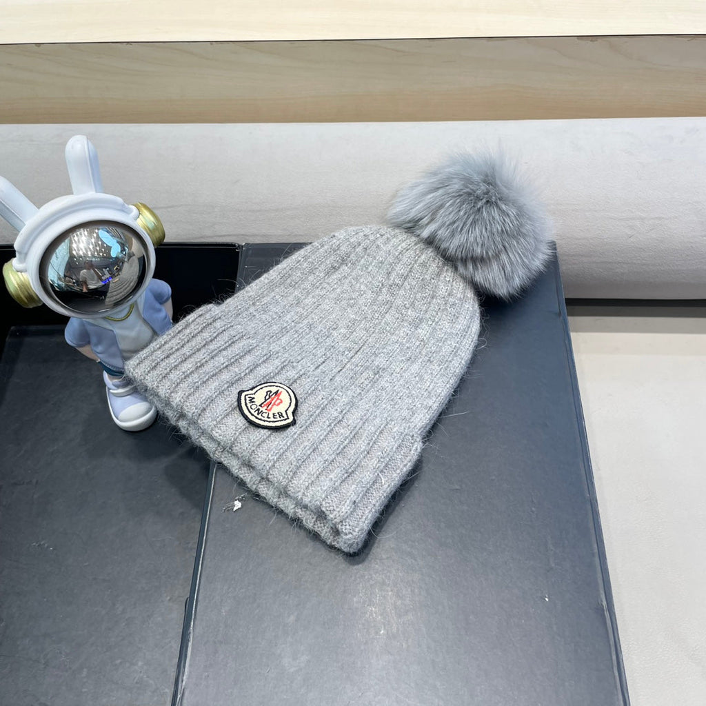 BEANIE HAT IN ASH GRAY WOOL WITH POM POM 438107