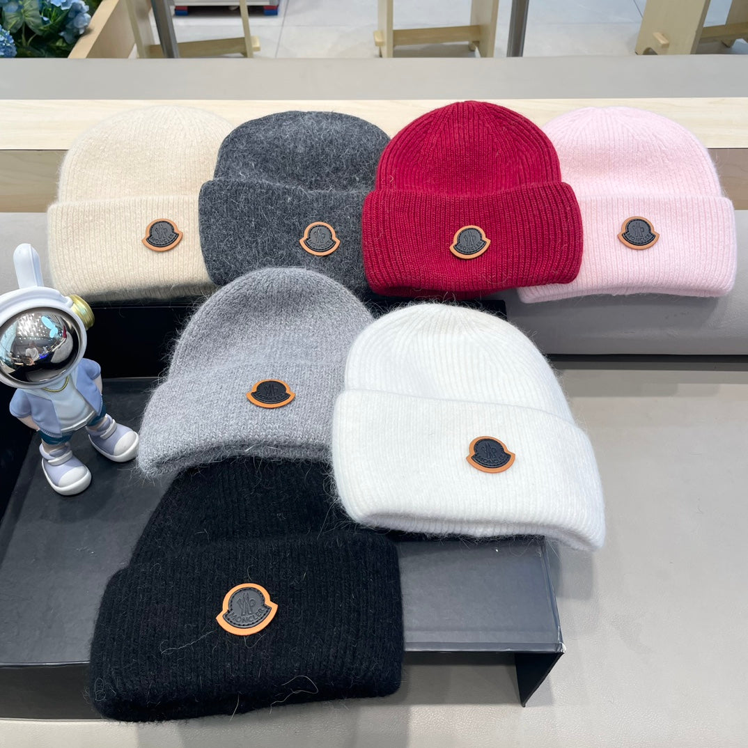 BEANIE HAT IN CHERRY RED WOOL 438124