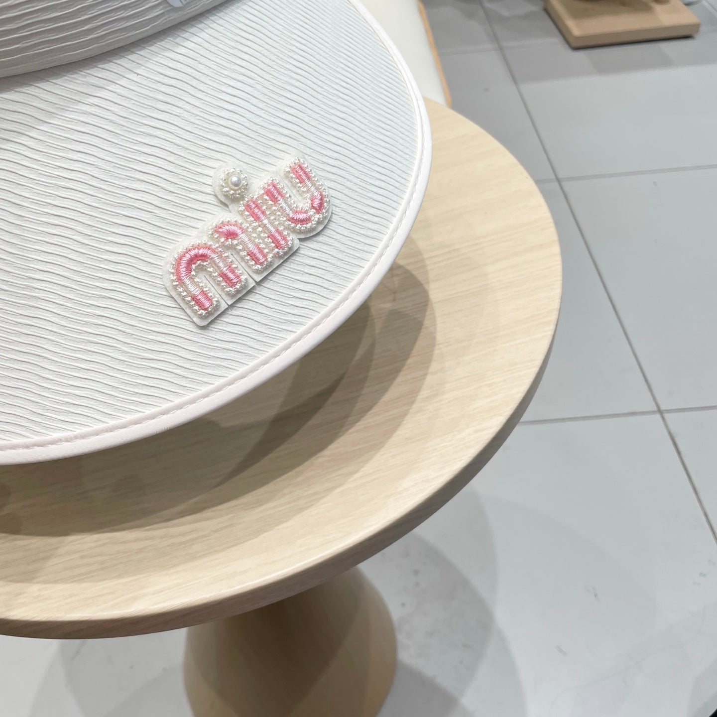 MM FASHION VISOR CAP IN BLACK AND WHITE WITH LOGO TEXT EMBROIDERY