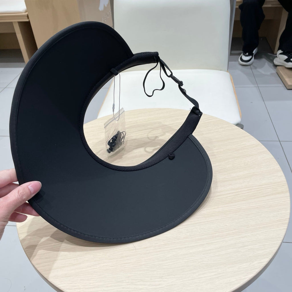 MM FASHION VISOR CAP IN BLACK AND WHITE WITH LOGO TEXT EMBROIDERY