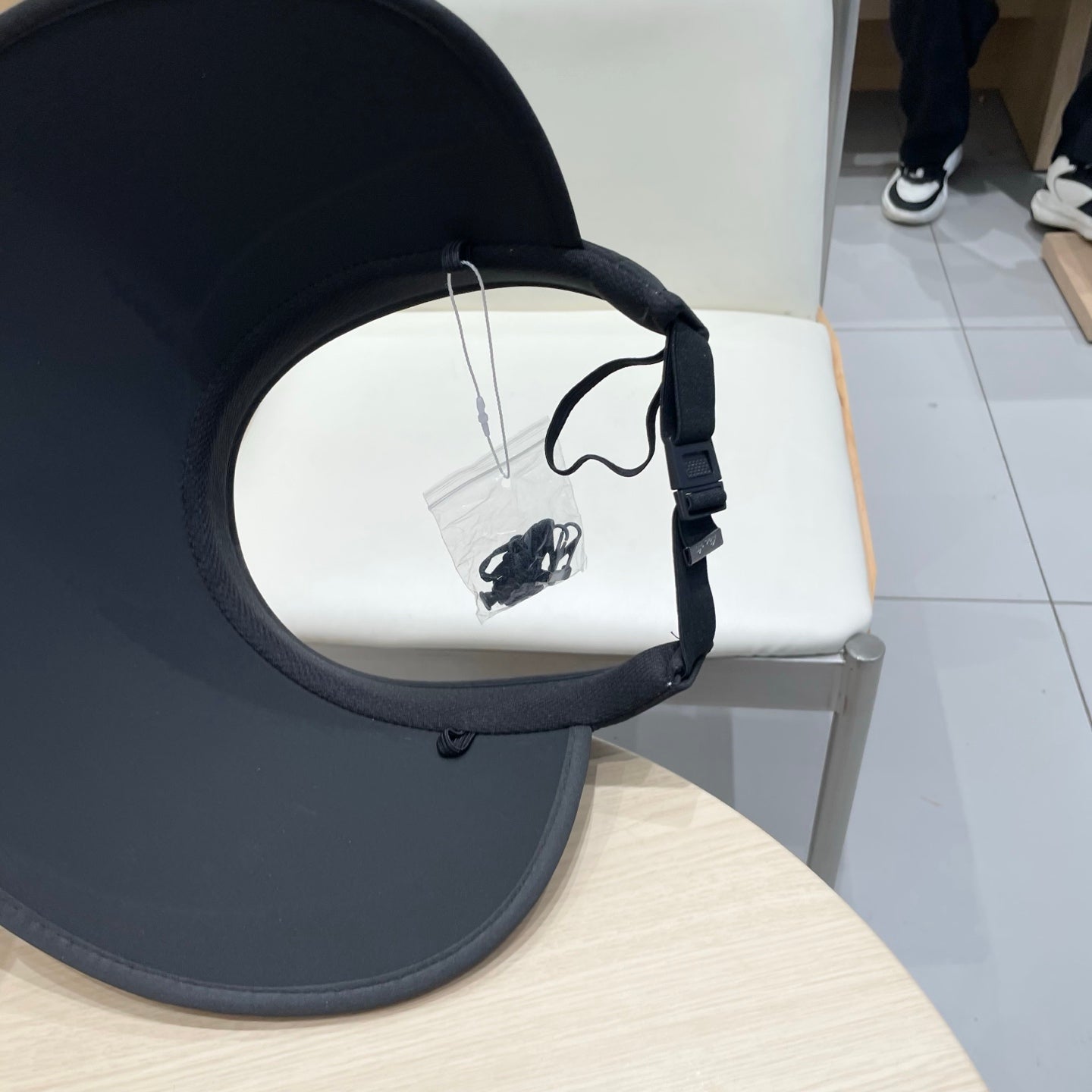 MM FASHION VISOR CAP IN BLACK AND WHITE WITH LOGO TEXT EMBROIDERY