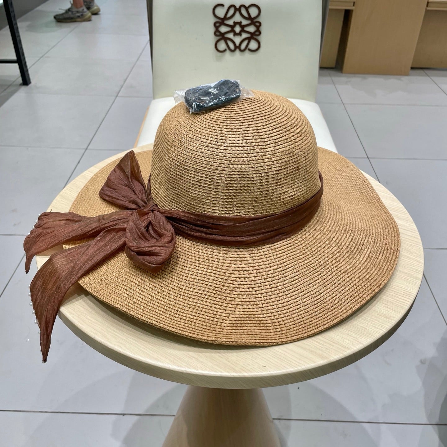 MM WIDE-BRIM BEACH HAT IN BEIGE WITH FABRIC BOW