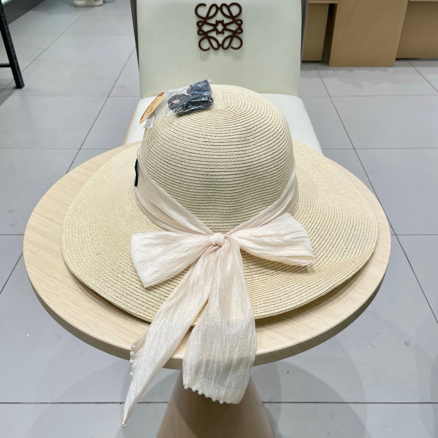 MM WIDE-BRIM BEACH HAT IN LIGHT BEIGE WITH FABRIC BOW