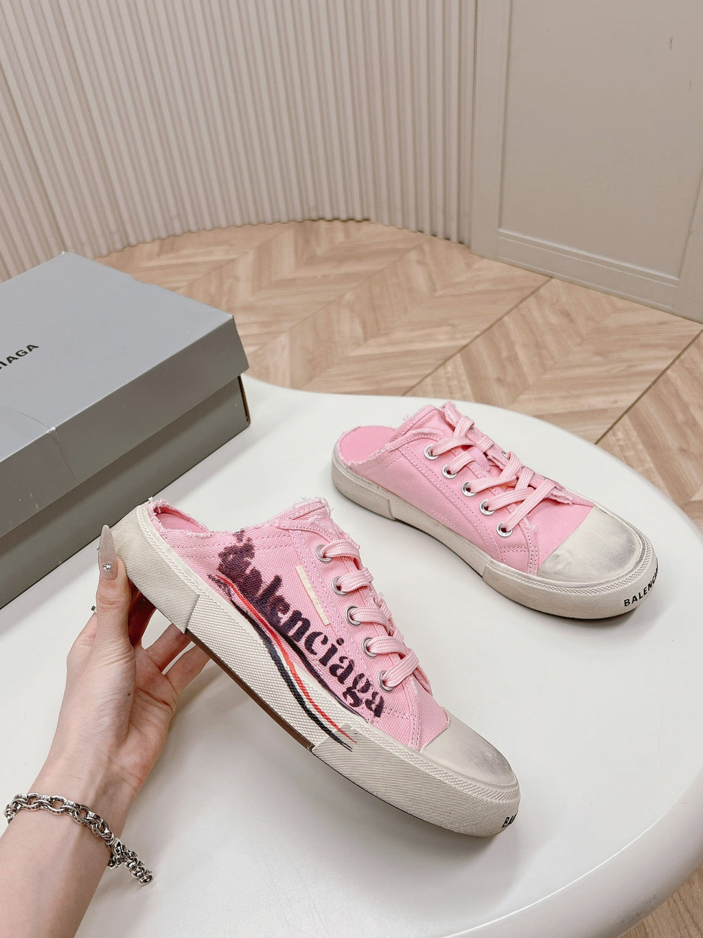 SNEAKER MULES IN PINK CANVAS GRAFFITI LOGO