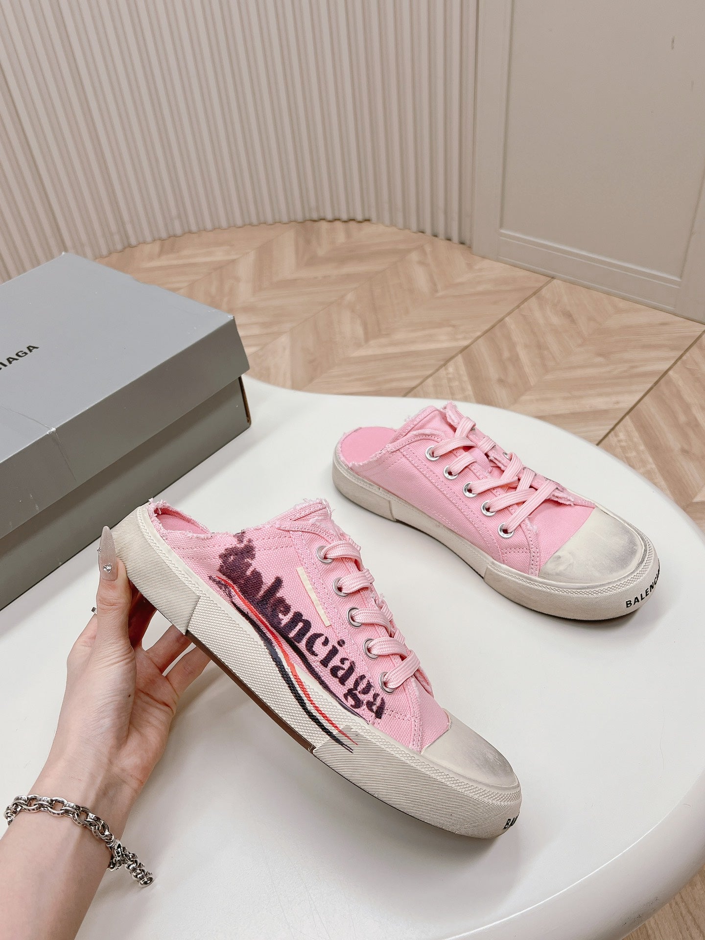 SNEAKER MULES IN PINK CANVAS GRAFFITI LOGO