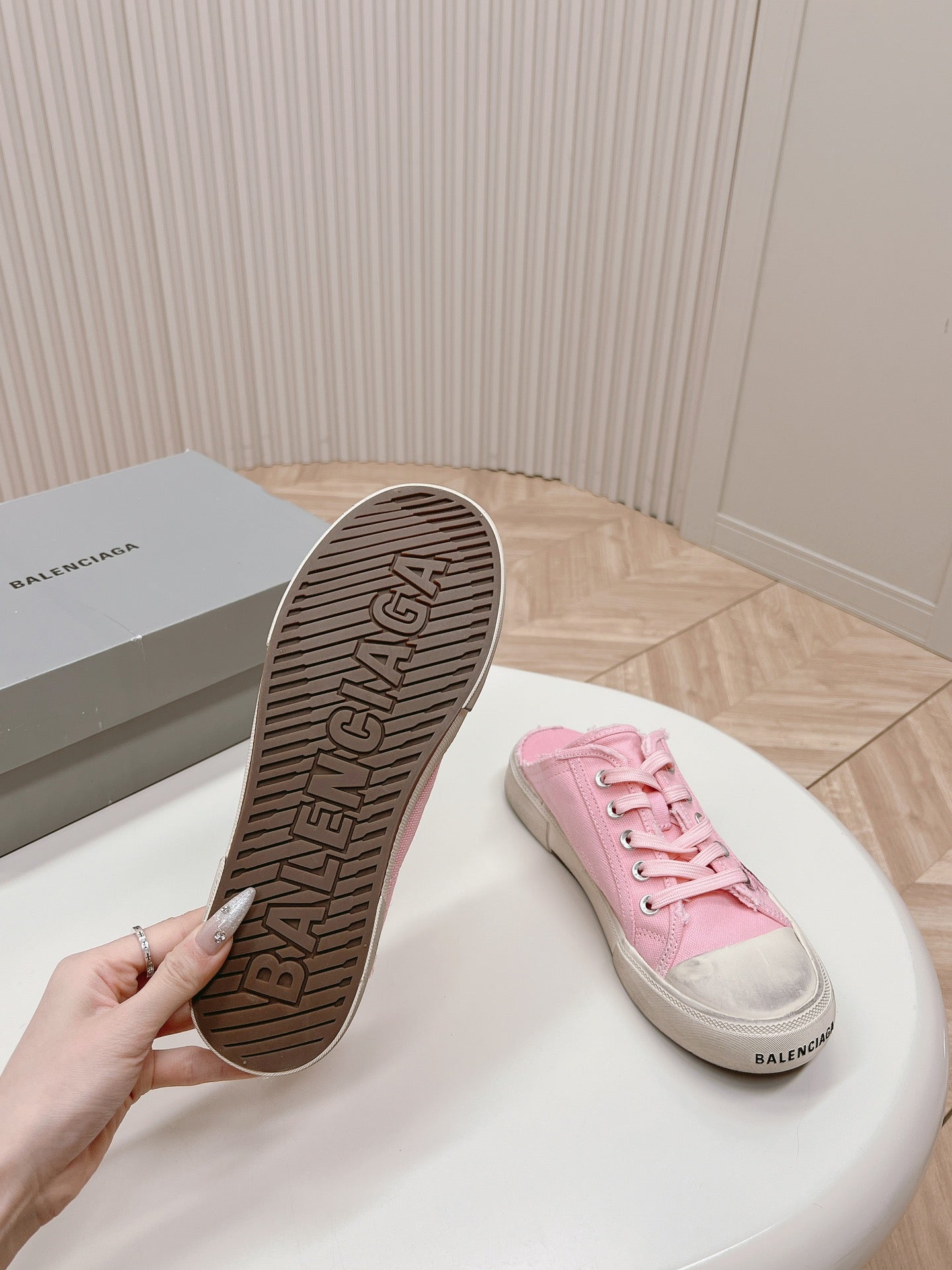 SNEAKER MULES IN PINK CANVAS GRAFFITI LOGO