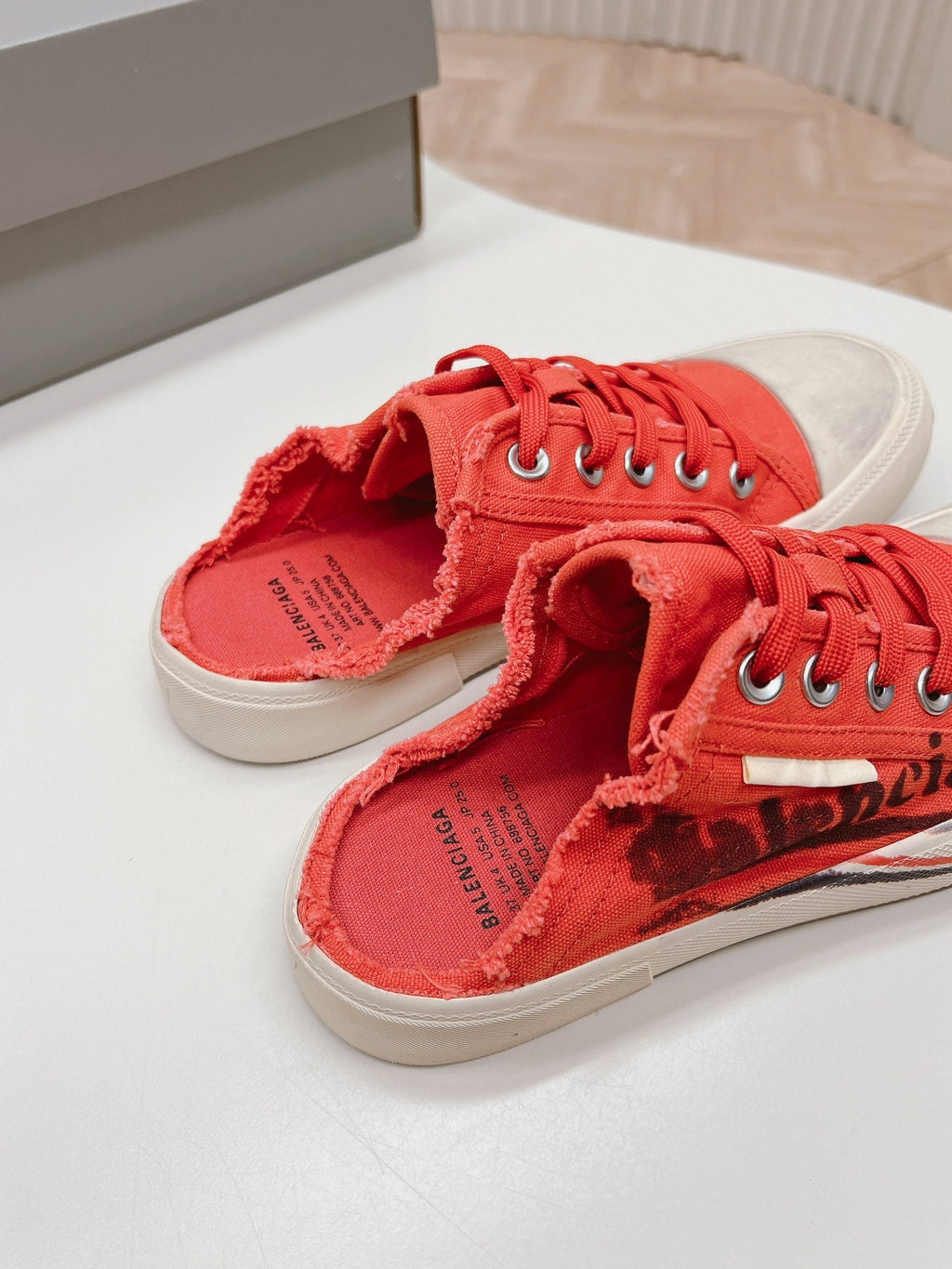 SNEAKER MULES IN RED CANVAS GRAFFITI LOGO