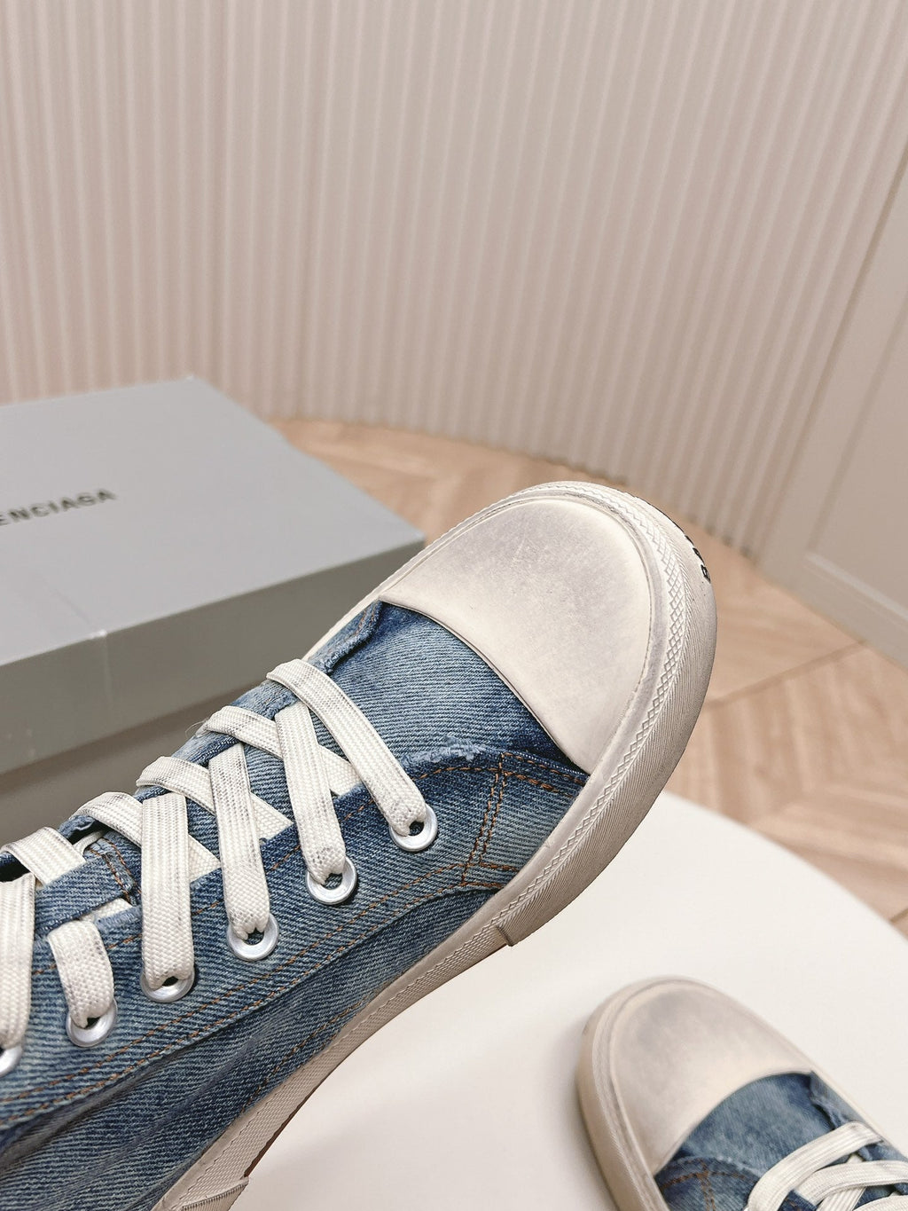 HIGH-TOP SNEAKERS IN BLUE DENIM LOGO PRINT