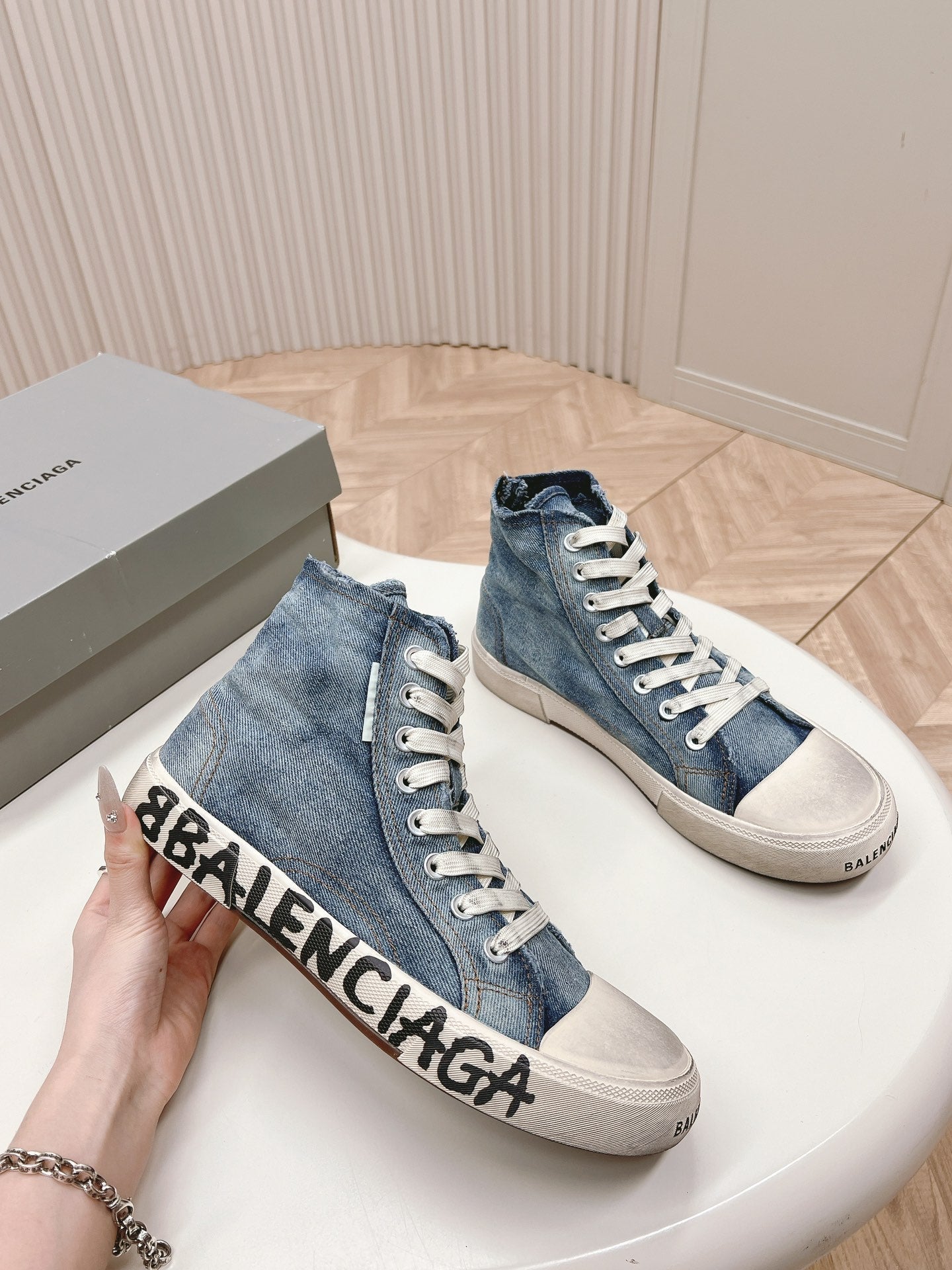HIGH-TOP SNEAKERS IN BLUE DENIM LOGO PRINT
