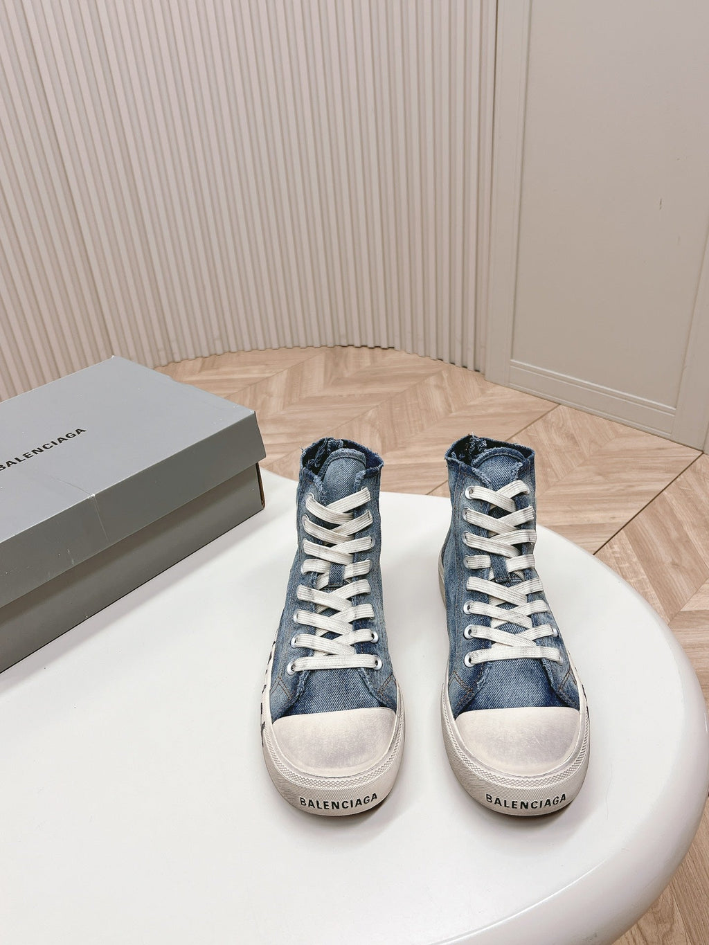 HIGH-TOP SNEAKERS IN BLUE DENIM LOGO PRINT
