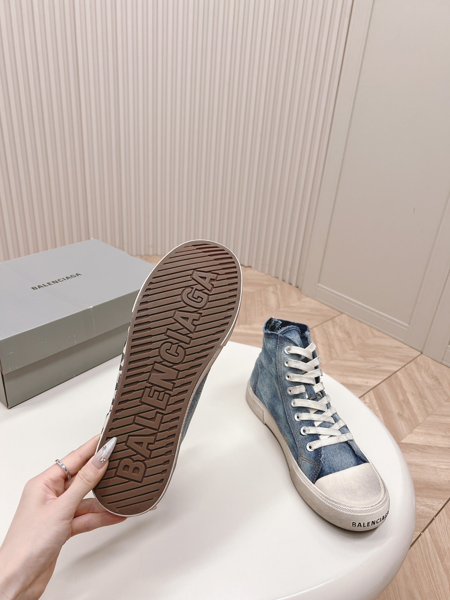 HIGH-TOP SNEAKERS IN BLUE DENIM LOGO PRINT