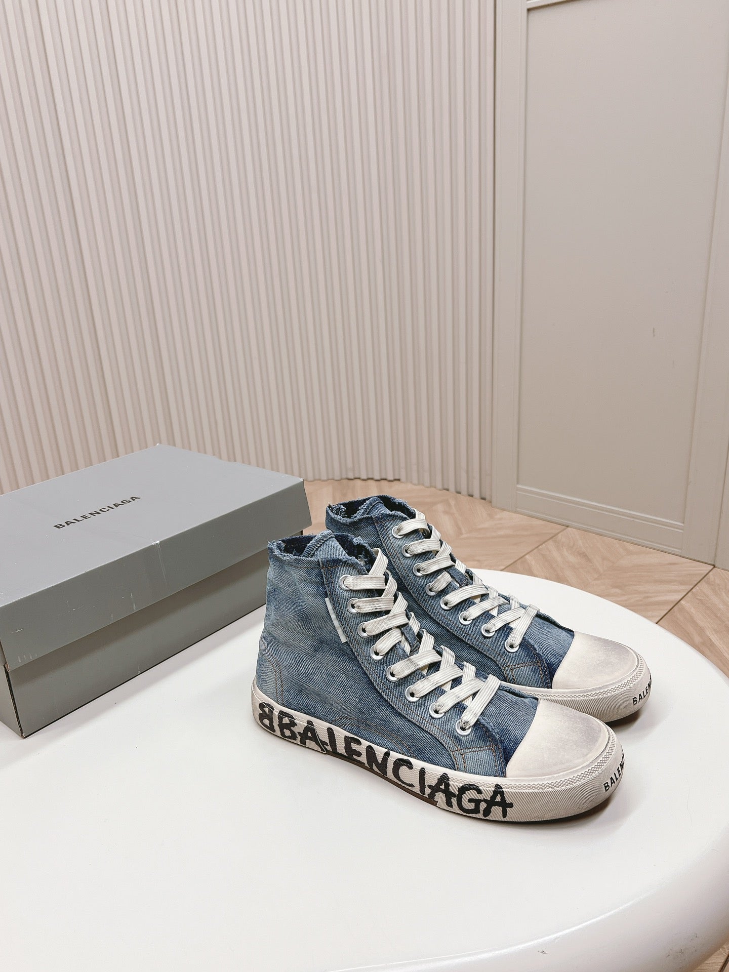 HIGH-TOP SNEAKERS IN BLUE DENIM LOGO PRINT