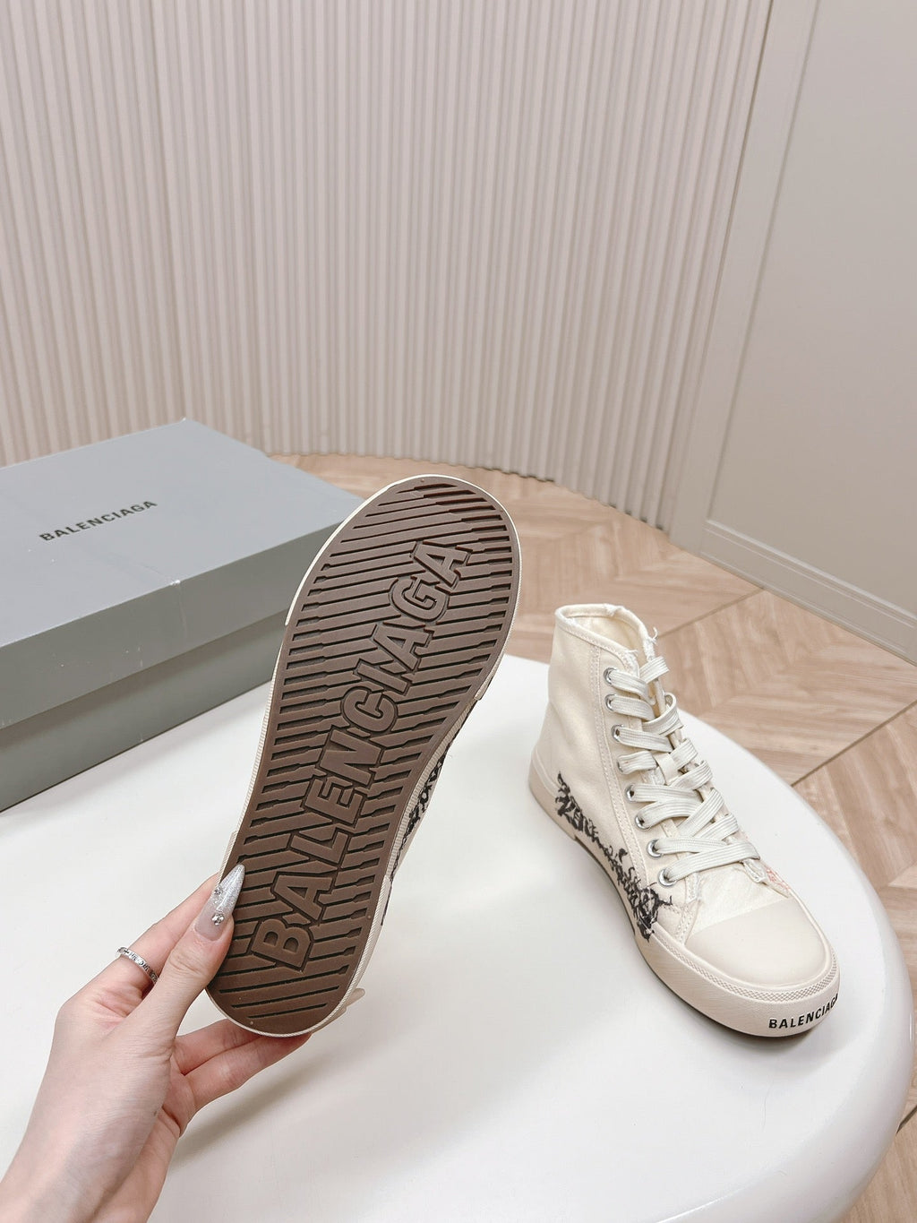 HIGH-TOP SNEAKERS GRAFFITI IN WHITE CANVAS