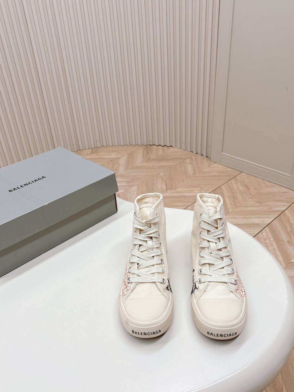 HIGH-TOP SNEAKERS GRAFFITI IN WHITE CANVAS