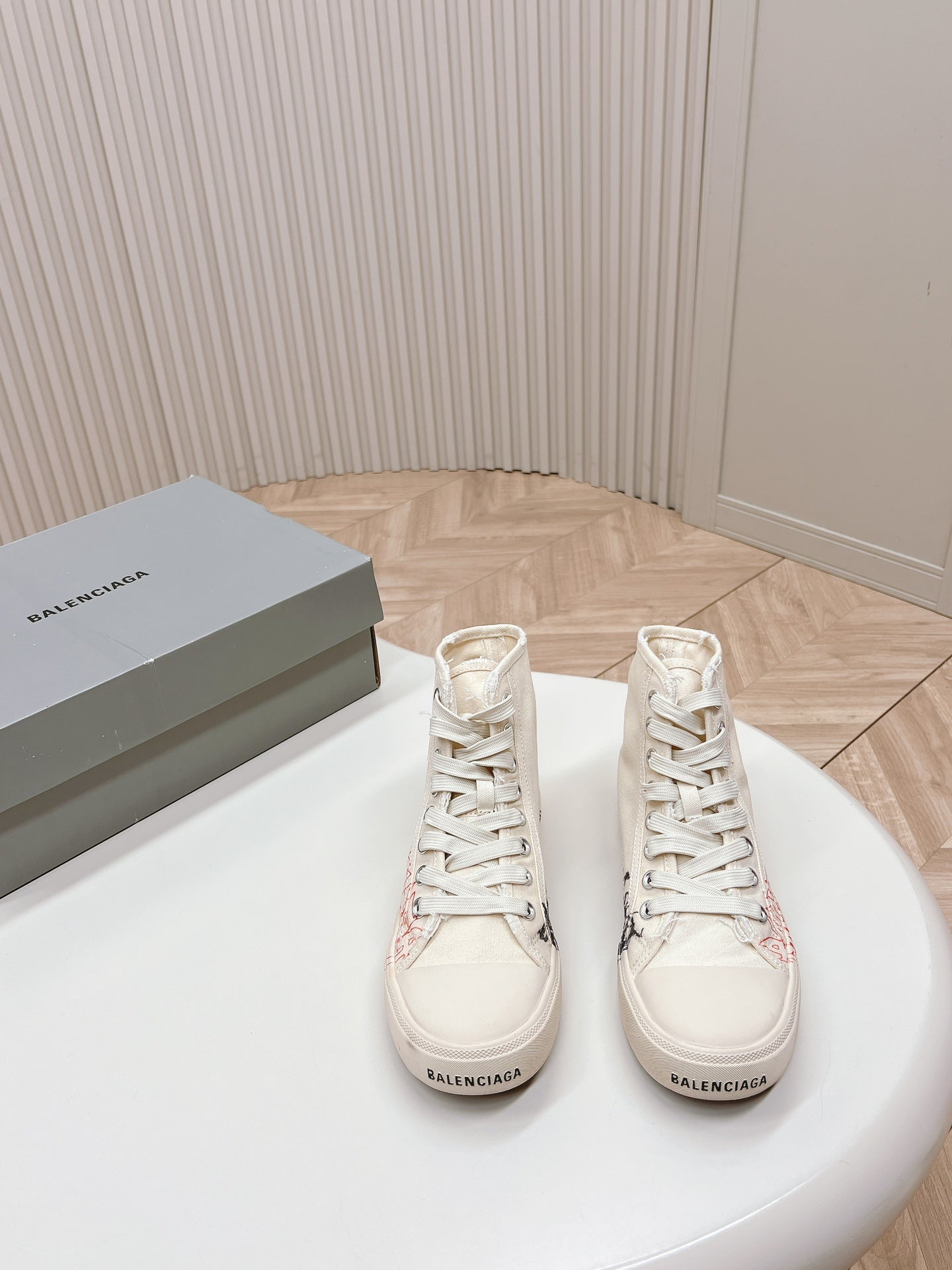 HIGH-TOP SNEAKERS GRAFFITI IN WHITE CANVAS