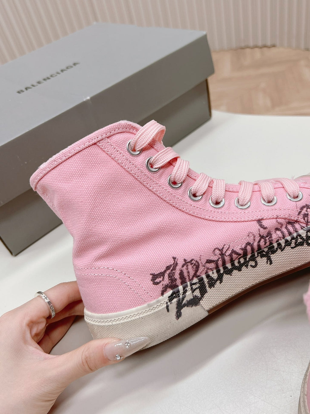 HIGH-TOP SNEAKERS GRAFFITI IN PINK CANVAS