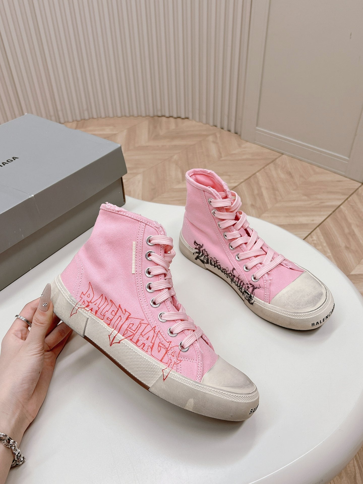 HIGH-TOP SNEAKERS GRAFFITI IN PINK CANVAS