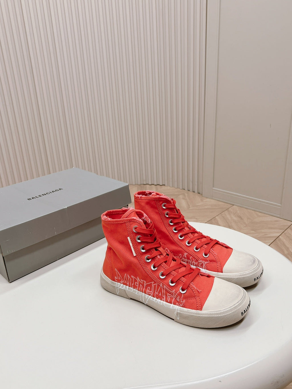 HIGH-TOP SNEAKERS GRAFFITI IN RED CANVAS