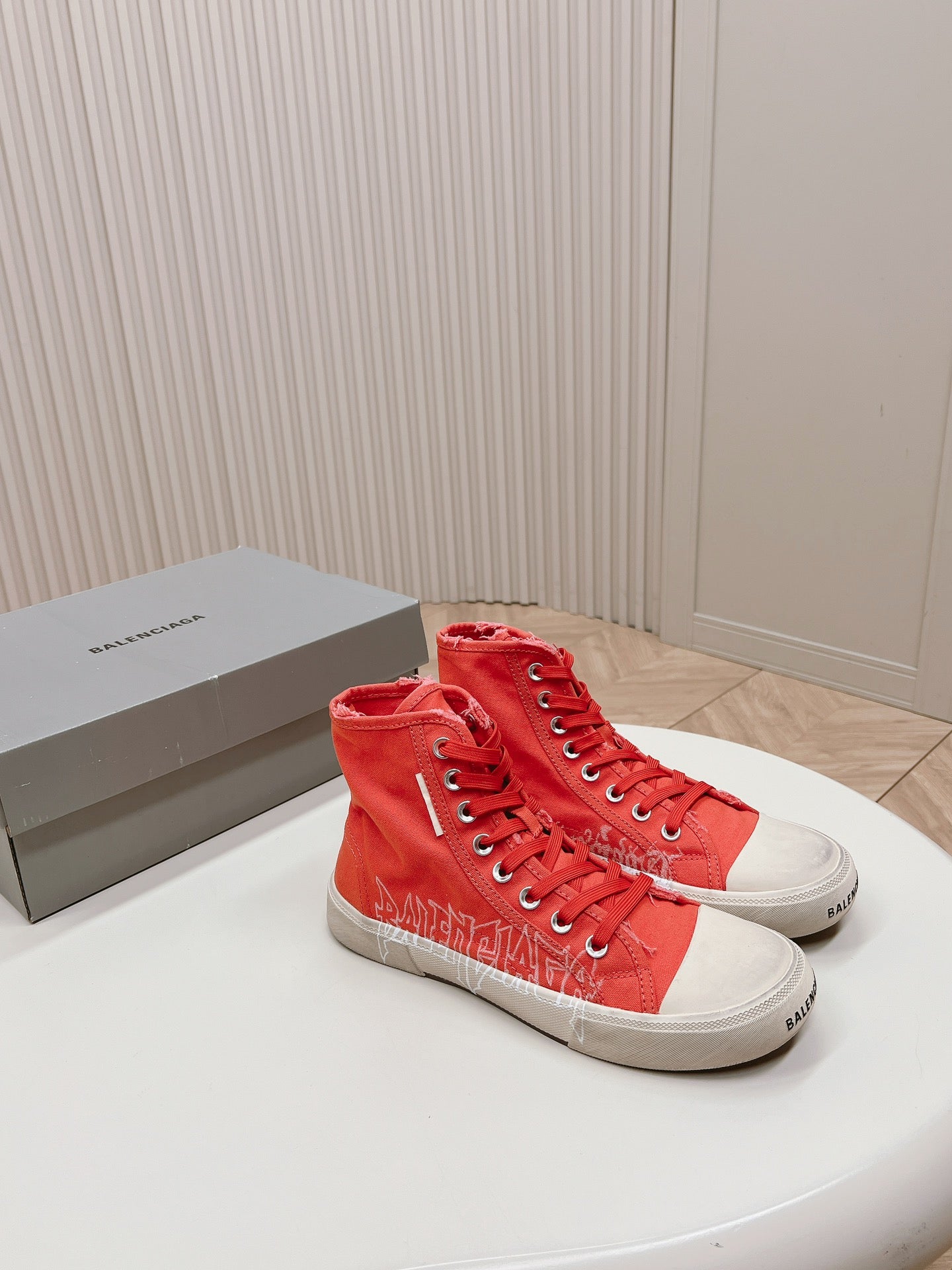 HIGH-TOP SNEAKERS GRAFFITI IN RED CANVAS