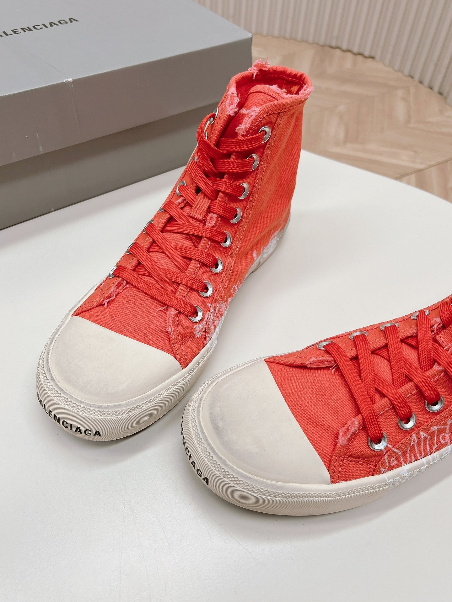 HIGH-TOP SNEAKERS GRAFFITI IN RED CANVAS