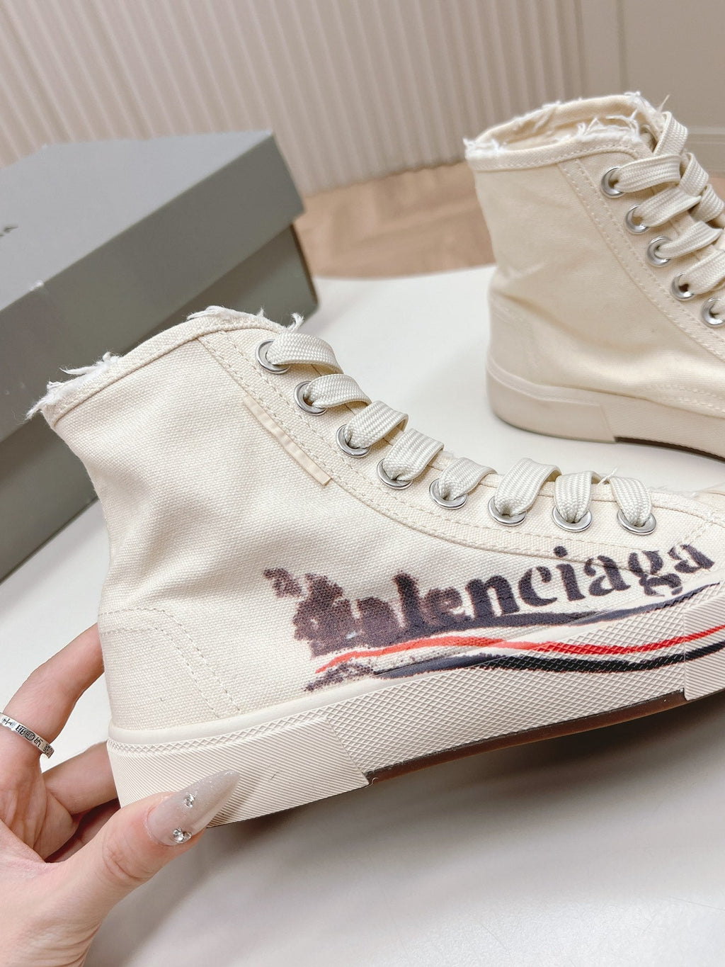 WHITE CANVAS HIGH-TOP SNEAKERS LOGO GRAFFITI