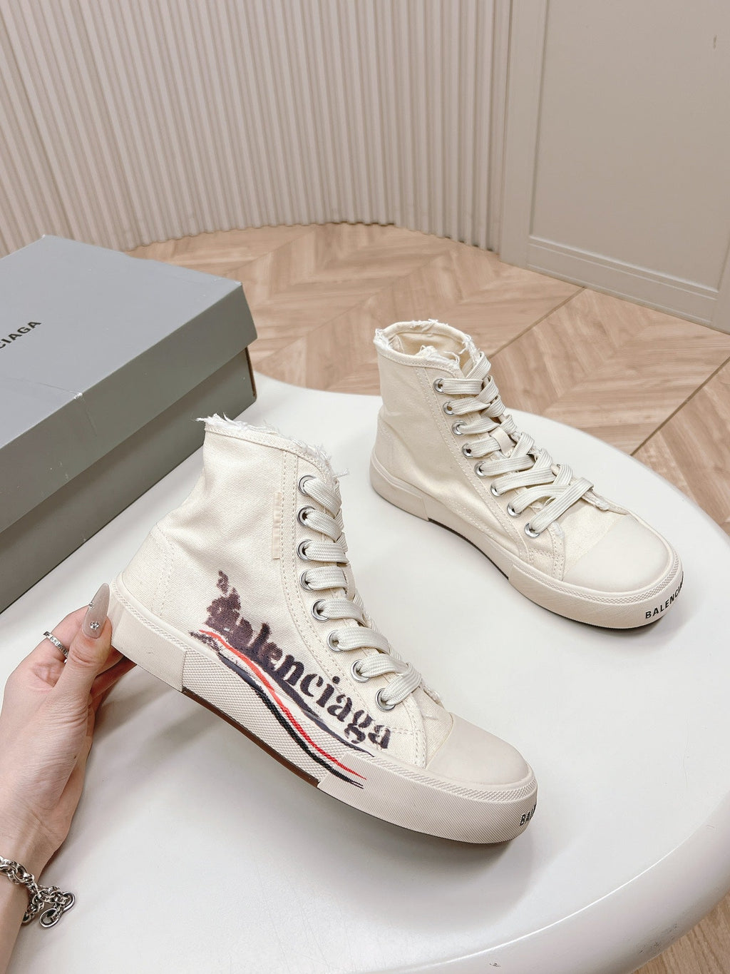 WHITE CANVAS HIGH-TOP SNEAKERS LOGO GRAFFITI