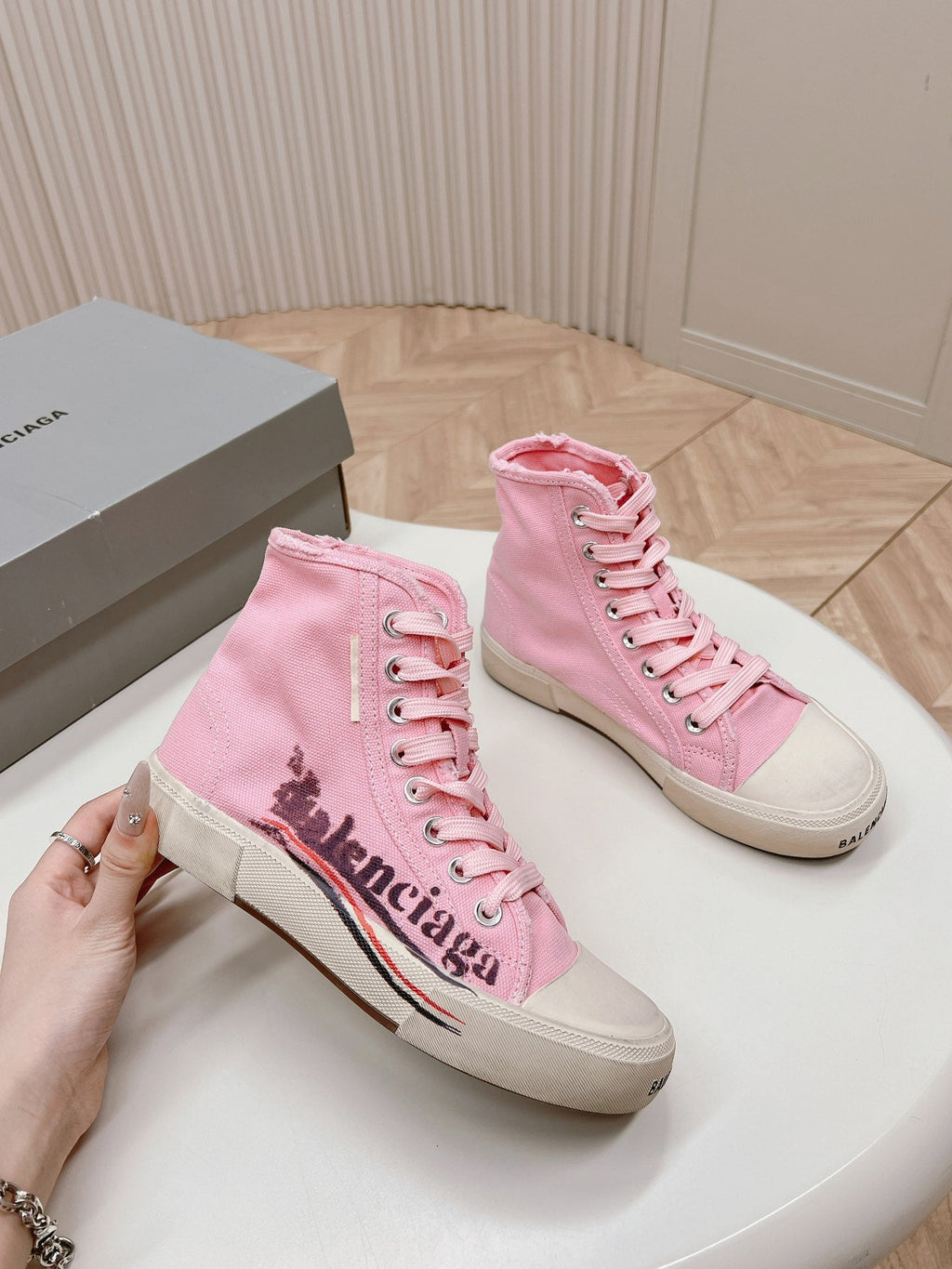 PINK CANVAS HIGH-TOP SNEAKERS LOGO GRAFFITI