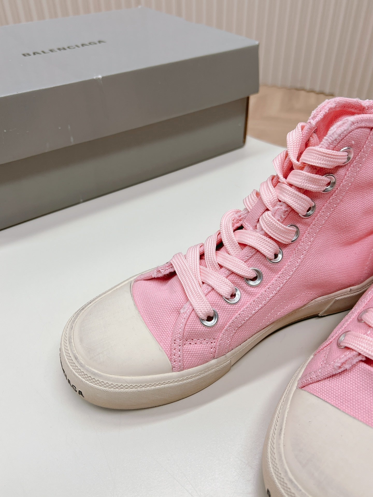 PINK CANVAS HIGH-TOP SNEAKERS LOGO GRAFFITI