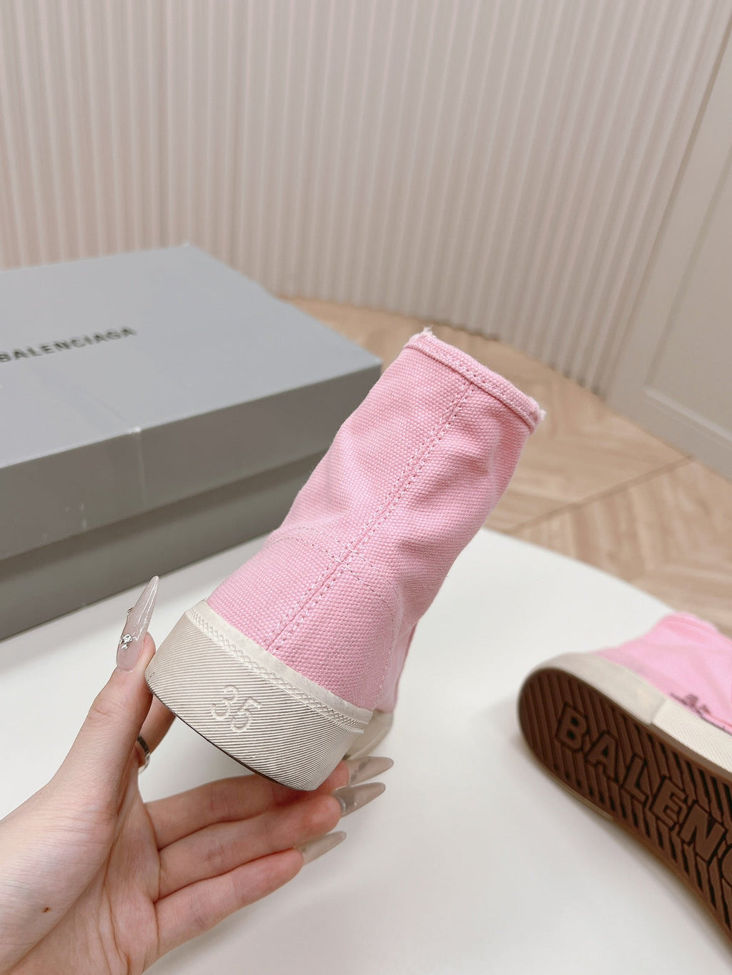 PINK CANVAS HIGH-TOP SNEAKERS LOGO GRAFFITI