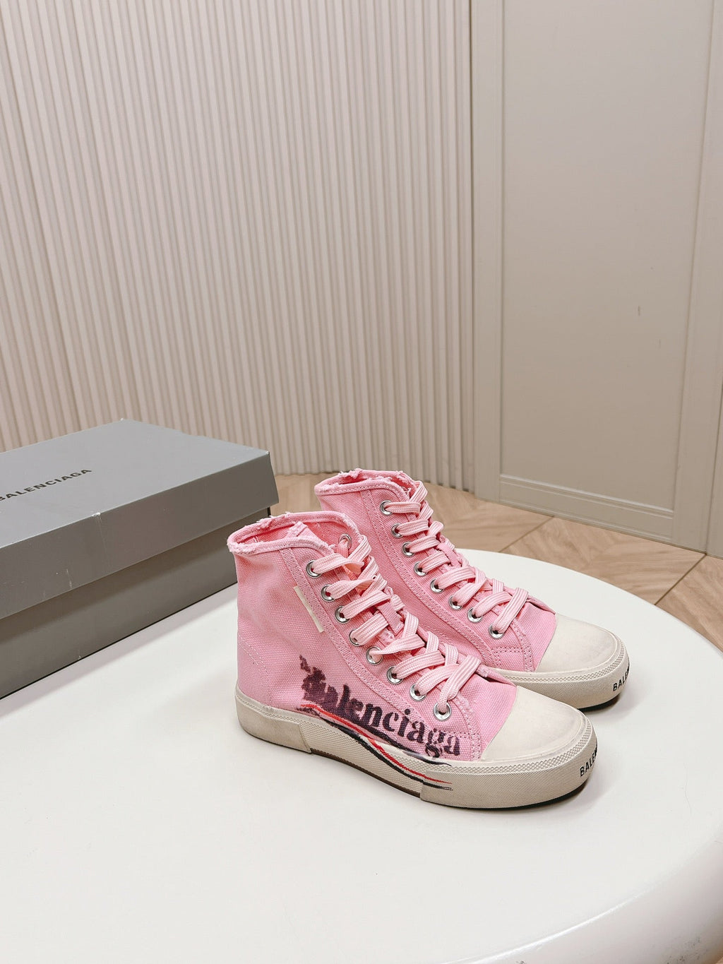 PINK CANVAS HIGH-TOP SNEAKERS LOGO GRAFFITI