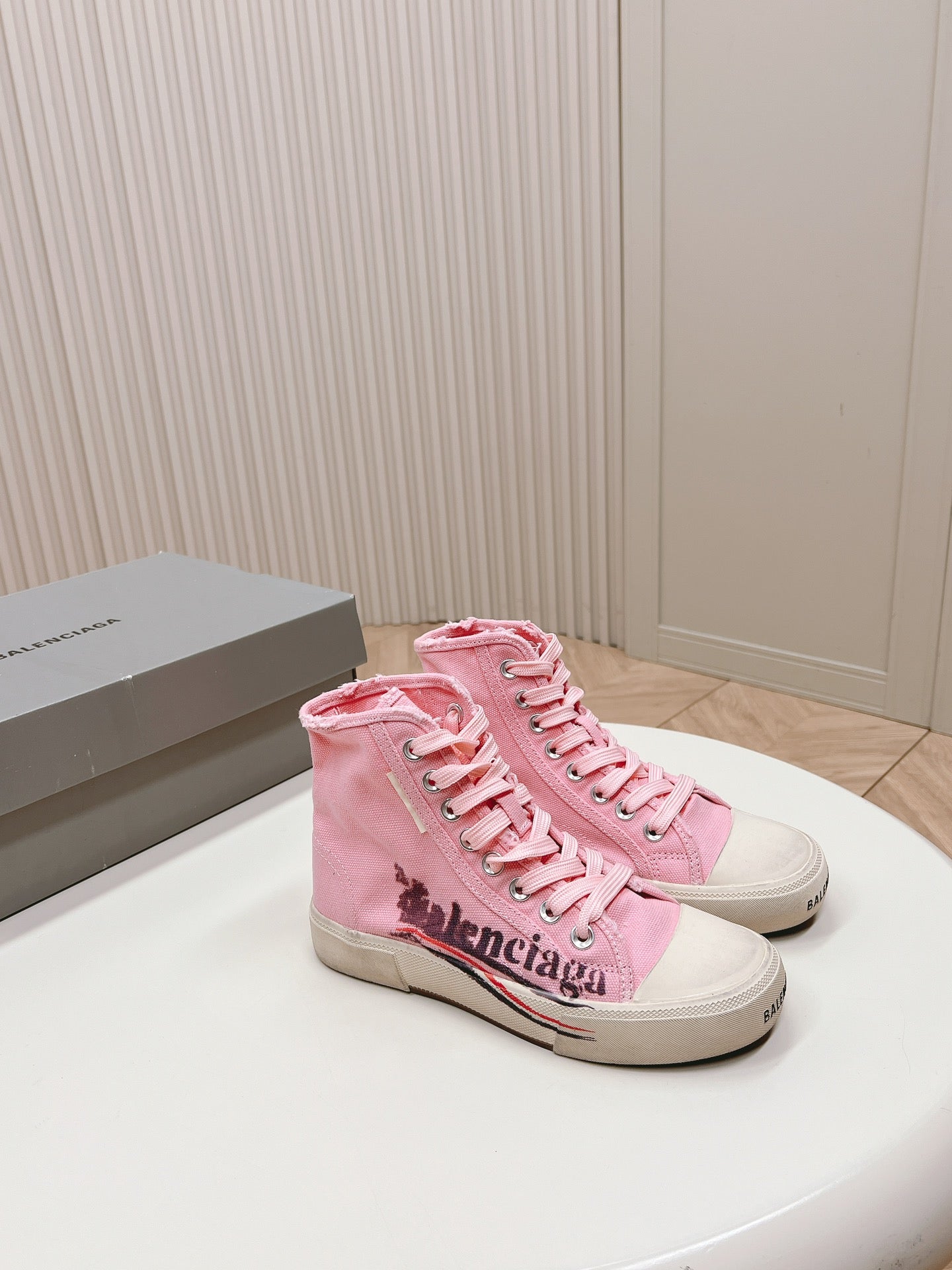 PINK CANVAS HIGH-TOP SNEAKERS LOGO GRAFFITI