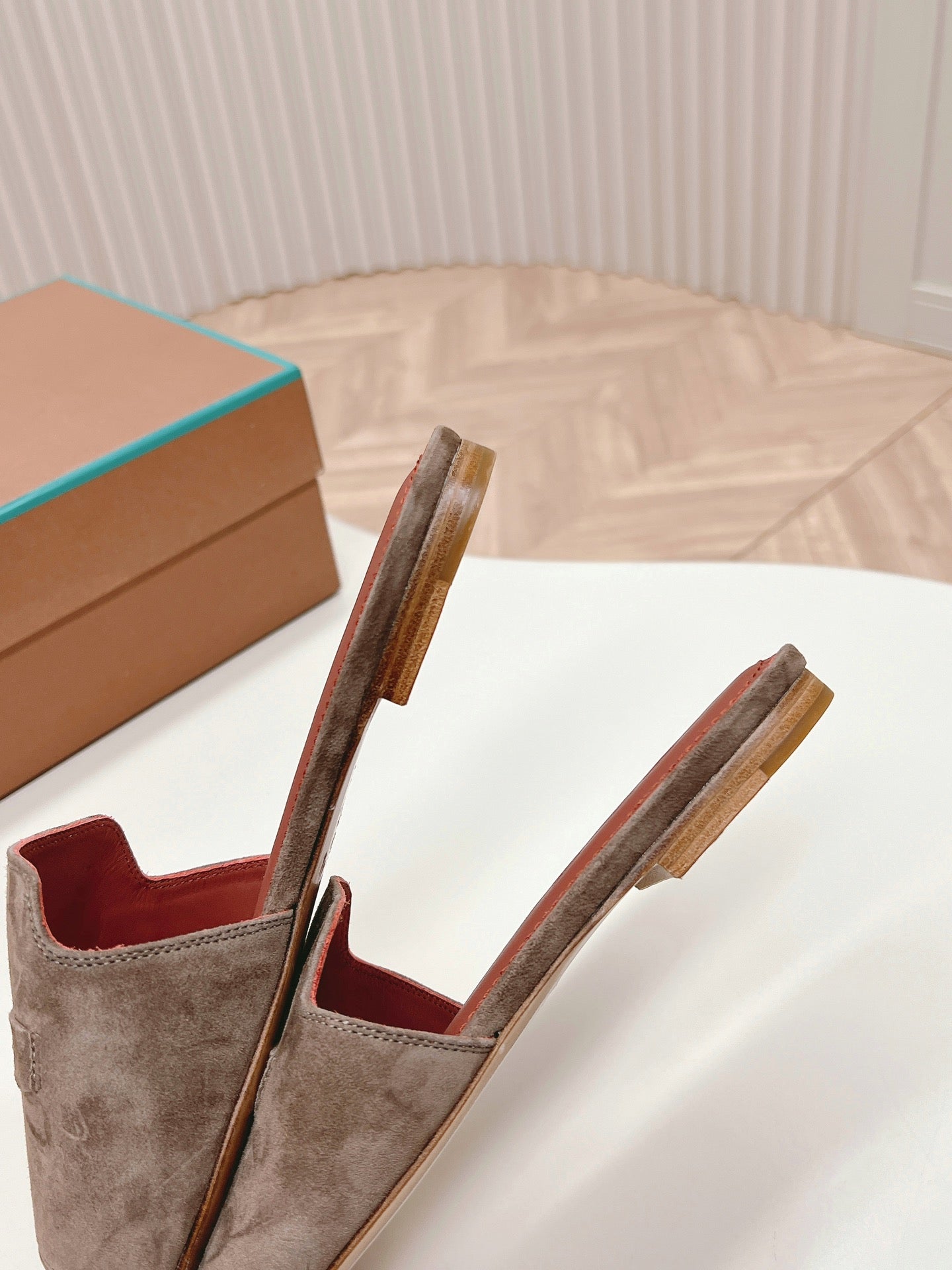 LP SUMMER CHARMS SANDALS IN ASH BROWN SUEDE