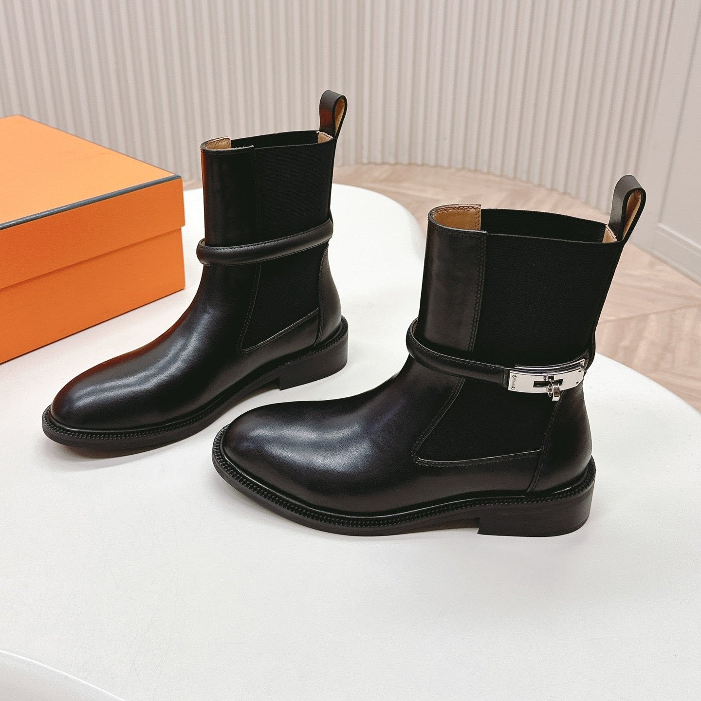 KELLY BUCKLE SHORT BOOTS IN BLACK CALFSKIN