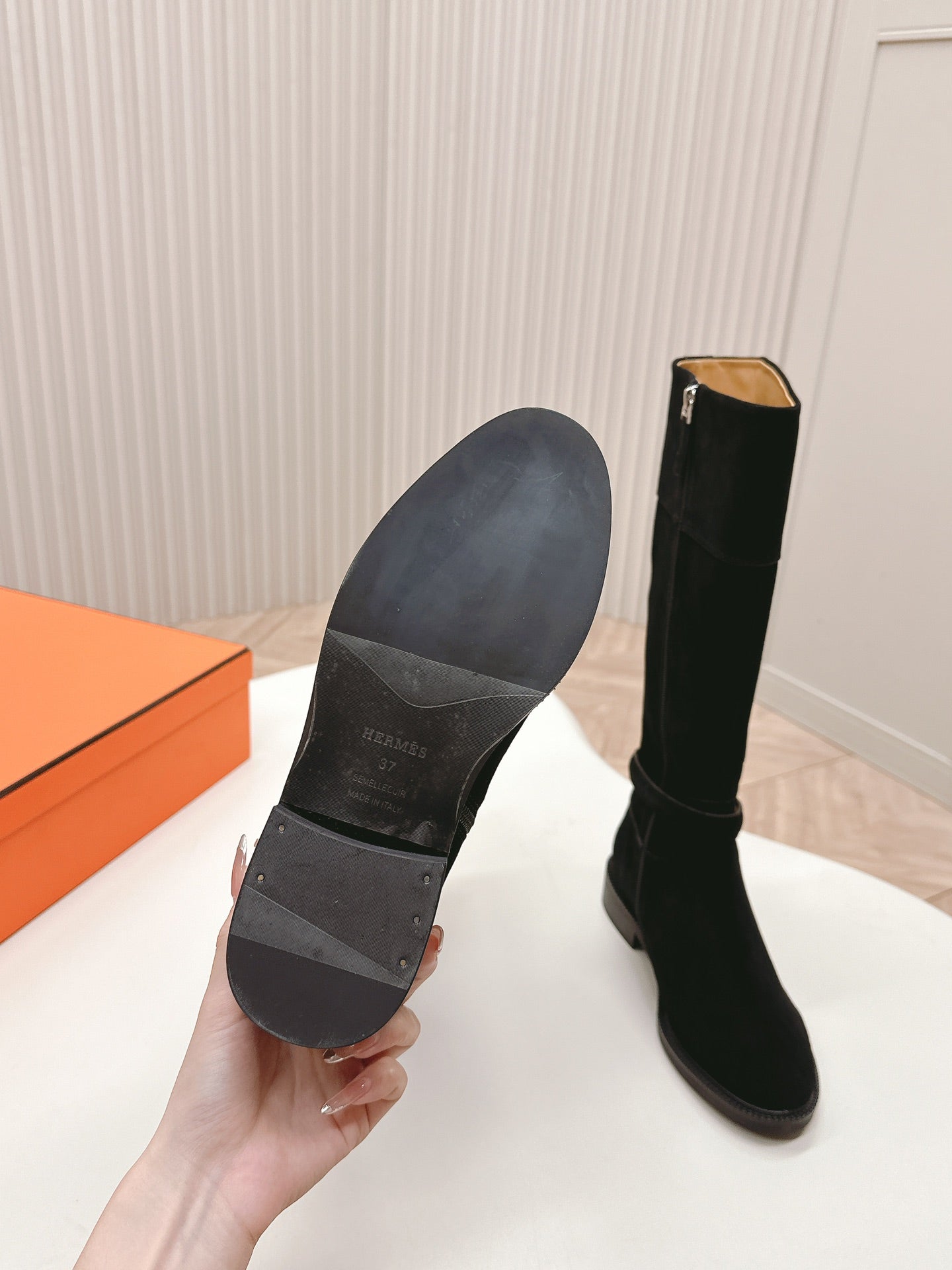 KNEE HIGH BOOTS IN BLACK SUEDE WITH SILVER BUCKLE