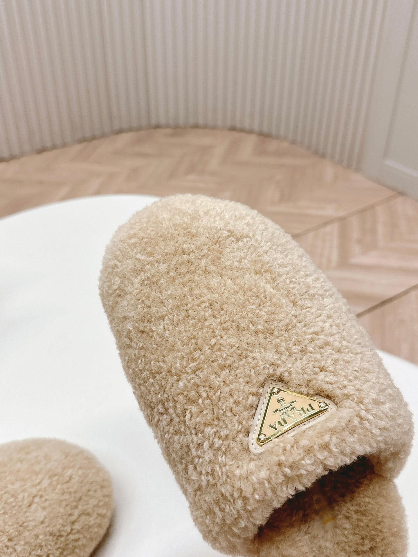 MULES ATTACHED TRIANGLE LOGO IN BEIGE SHEARLING