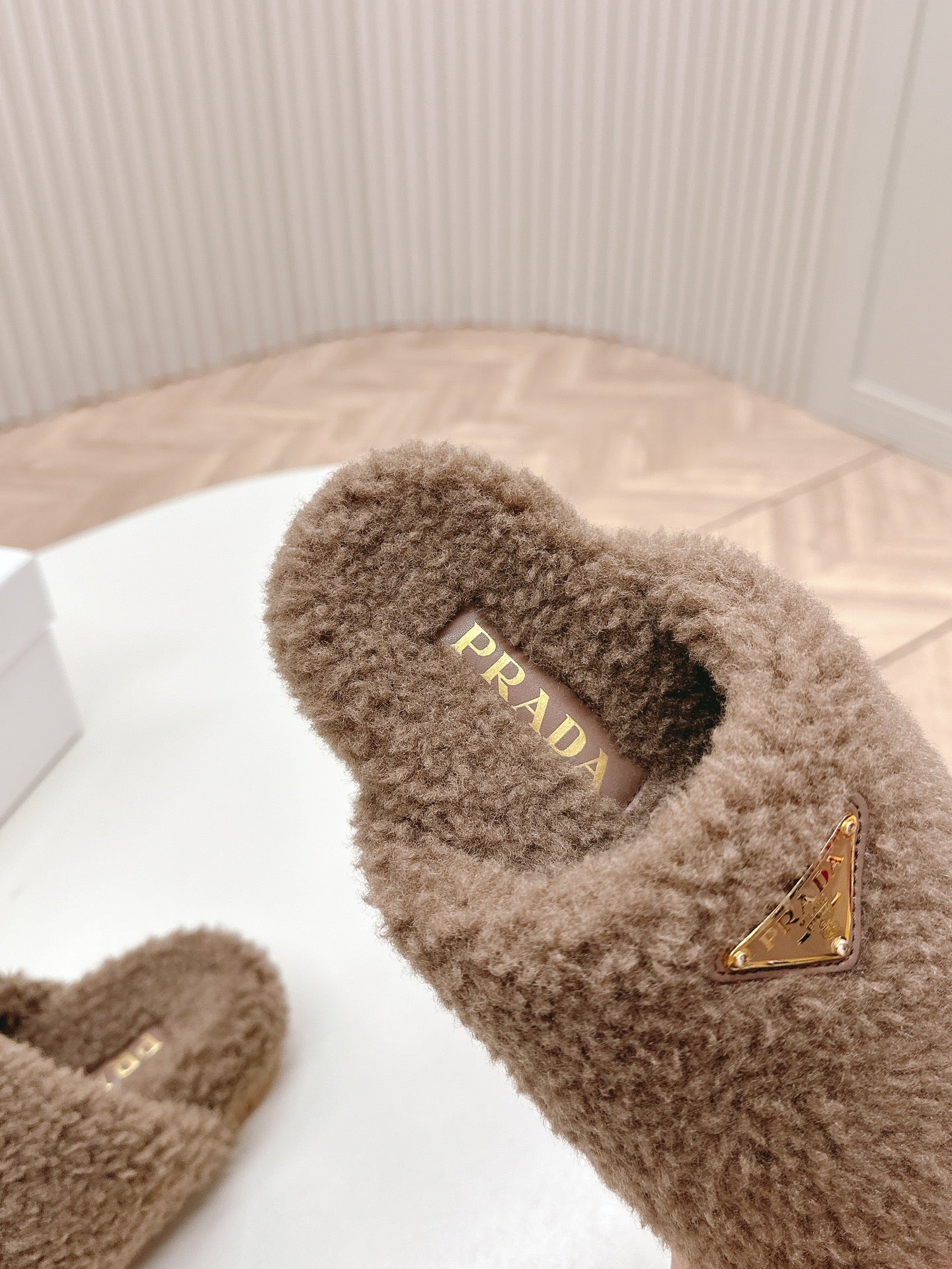 MULES ATTACHED TRIANGLE LOGO IN WOOD BROWN SHEARLING